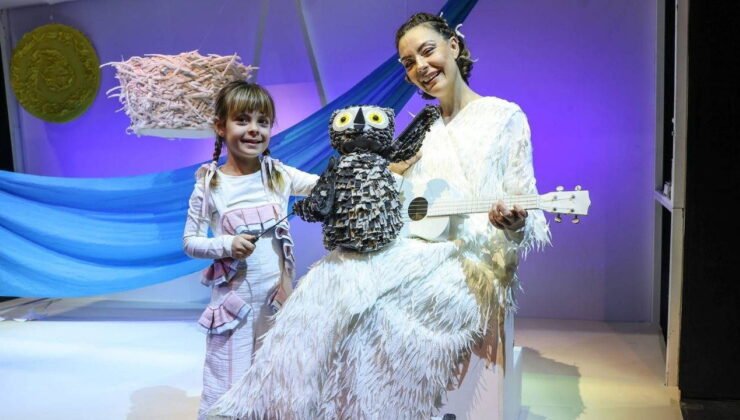 Sahneye düşen anne-kız izi