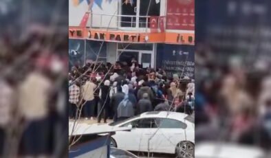 İYİ Partili Çömez'den dikkat çeken paylaşım: AKP binasında emekliye harçlık dağıtıldı