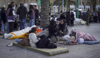 Lübnan’da siviller zorda. Binlerce kişi evlerini terk etti, sokakta kalanlar var