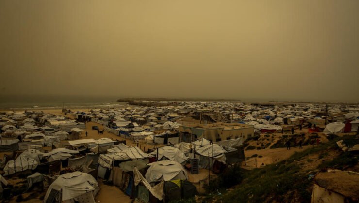 Gazze’yi kum fırtınası vurdu