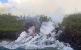 Yanardağ lavları okyanusa ulaştı. O anlar havadan görüntülendi