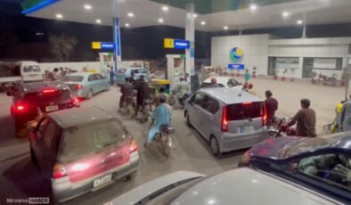 İran savaşı Pakistan’ı etkiledi: Akaryakıt istasyonlarında uzun kuyruklar oluştu