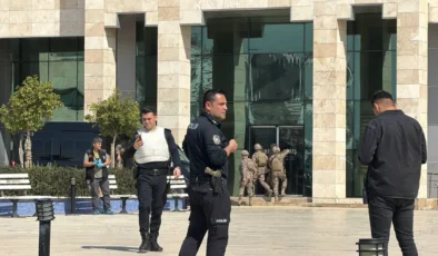 Son Dakika… Kepez'de kaymakamlık binasında silahlı saldırı: Şüpheli kendini odaya kilitledi!