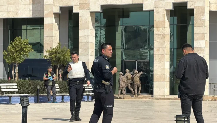 Son Dakika… Kepez'de kaymakamlık binasında silahlı saldırı: Şüpheli kendini odaya kilitledi!