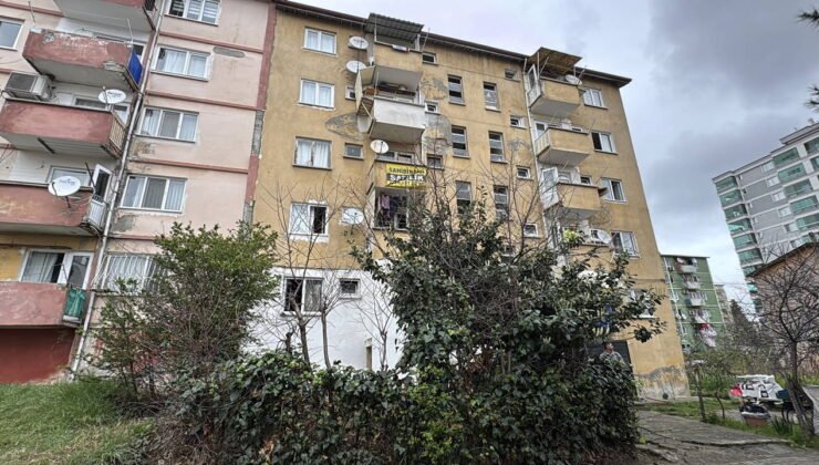 Çocuk çakmakla oynarken evi yaktı: 2 kişi dumandan etkilendi