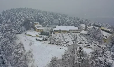 İstanbul'un yanı başı beyaza büründü! Yerde 20 santimetre kar var