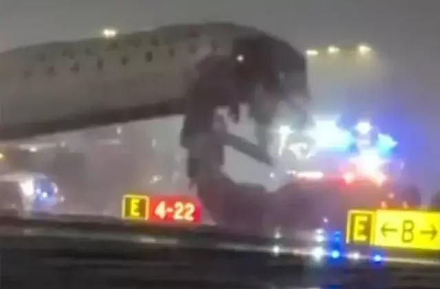 Pistte feci kaza! Yolcu uçağı itfaiye aracıyla çarpıştı