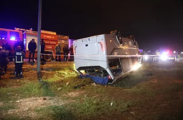 Antalya'da cezaevi personelini taşıyan servis devrildi: 16 infaz koruma memuru yaralandı