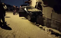 Kontrolden çıkan otomobil, yıktığı istinat duvarında asılı kaldı