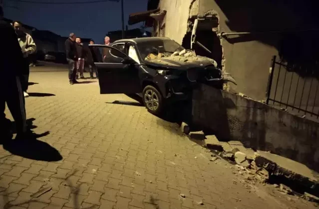 Kontrolden çıkan otomobil, yıktığı istinat duvarında asılı kaldı