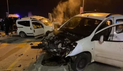 AVM önündeki kavşakta zincirleme kaza! Can pazarı yaşandı