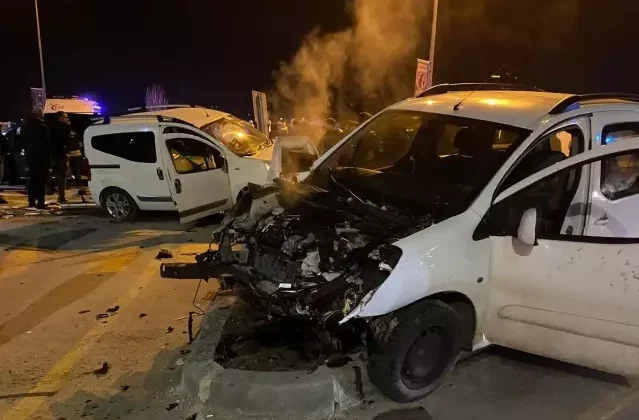 AVM önündeki kavşakta zincirleme kaza! Can pazarı yaşandı