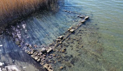 İznik Gölü’nde sular çekildi… Bir tarihi eser gün yüzüne çıktı