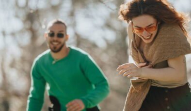 Flörtte mizah yeteneğiyle kalpleri kazanan 5 burç: Bu burçlar ilişkilerde esprili tavırlarıyla öne çıkıyor…