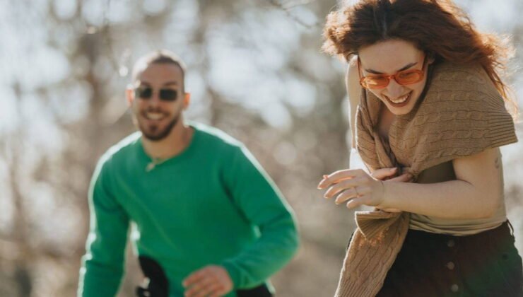 Flörtte mizah yeteneğiyle kalpleri kazanan 5 burç: Bu burçlar ilişkilerde esprili tavırlarıyla öne çıkıyor…