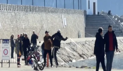 O anlar kamerada: Limanda balıkçılar tekme yumruklarla birbirine girdi