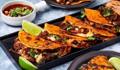 Meksika Mutfağının Baharatlı ve Sulu Efsanesi: Birria Tacos