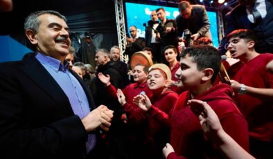 Görüntüler İstanbul'dan… Çocuklar, Yusuf Tekin'i 'Kabe'de Hacılar' ilahisi ile karşıladı