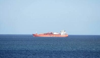 BAE açıklarındaki bir gemiye daha şüpheli saldırı! Yangın çıktı, hasar tespiti yapılamıyor