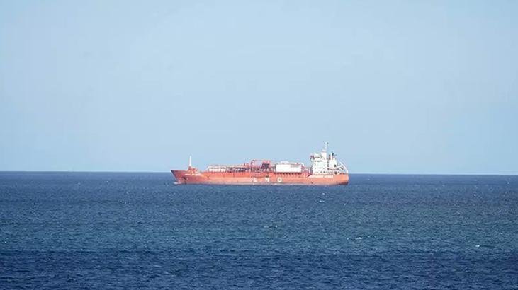 BAE açıklarındaki bir gemiye daha şüpheli saldırı! Yangın çıktı, hasar tespiti yapılamıyor