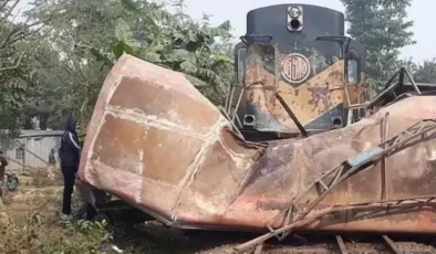 Bangladeş'te tren ve otobüs çarpıştı:12 ölü