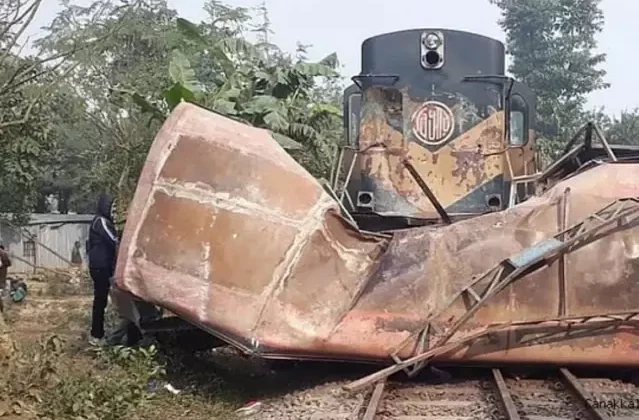 Bangladeş'te tren ve otobüs çarpıştı:12 ölü