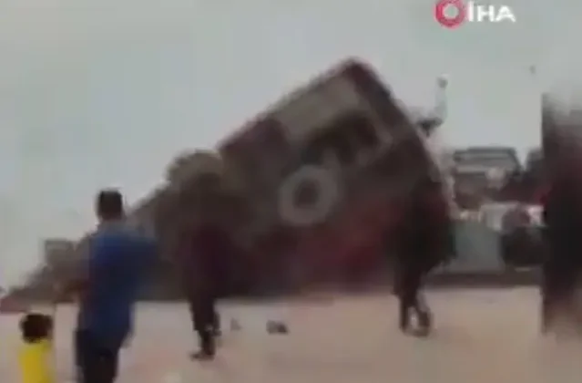 Bangladeş'te feribota girmeye çalışan yolcu otobüsü nehre düştü: 2 ölü