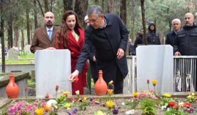 Özgür Özel, Manisa’da bayram namazının ardından kabristanları ziyaret etti