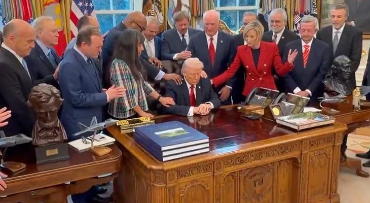 Beyaz Saray'da dikkat çeken görüntü! Trump'ın etrafını sarıp dua ettiler