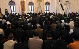 Binlerce kişi camiye akın etti, kapıda uzun kuyruklar oluştu! Bayram namazı bir değil beş kez kılındı