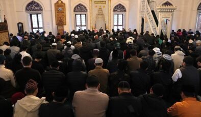 Binlerce kişi camiye akın etti, kapıda uzun kuyruklar oluştu! Bayram namazı bir değil beş kez kılındı