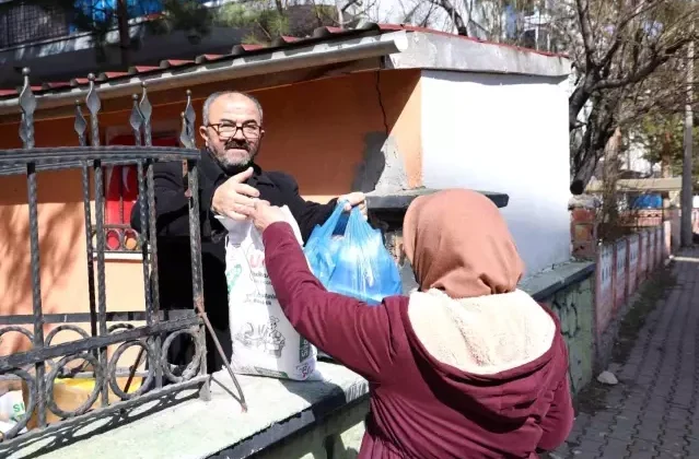 Sivas'ta Hayır Bakkalı İhtiyaç Sahiplerine Destek Oluyor