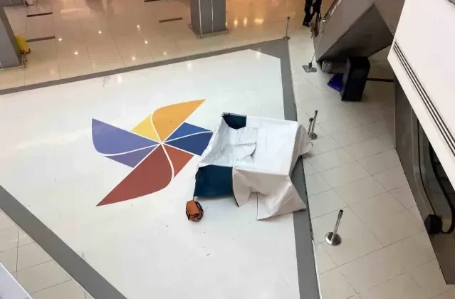 AVM'de esrarengiz ölüm! Zemin boşluğuna düştü, nedeni bilinmiyor