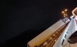 Büyükçekmece TEM Otoyolu'nda TIR devrildi; trafikte yoğunluk oluştu