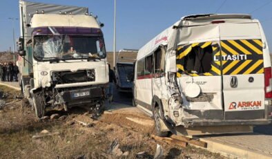 Eskişehir'de feci kaza… TIR 4 araca çarptı: Çok sayıda yaralı var!