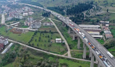 Trafik durma noktasına geldi: Kocaeli'de Anadolu Otoyolu'nun Ankara istikametinde 4 araç zincirleme kazaya karıştı