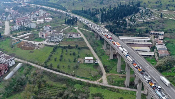 Trafik durma noktasına geldi: Kocaeli'de Anadolu Otoyolu'nun Ankara istikametinde 4 araç zincirleme kazaya karıştı