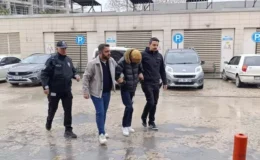 Camide yarı çıplak halde küfürlü şarkı söyledi, gözaltına alındı