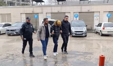 Camide yarı çıplak halde küfürlü şarkı söyledi, gözaltına alındı