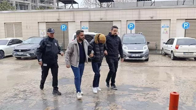 Camide yarı çıplak halde küfürlü şarkı söyledi, gözaltına alındı