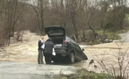 Çanakkale'de sağanak etkili oldu; 1 köy yolu kapandı, 1 otomobil suya kapıldı
