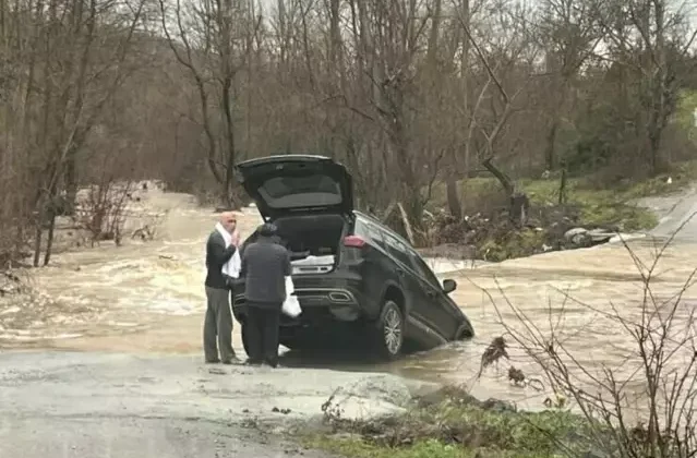 Çanakkale'de sağanak etkili oldu; 1 köy yolu kapandı, 1 otomobil suya kapıldı