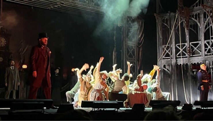 'Jekyll ve Hyde Müzikali' yenilenen kadrosuyla seyirci karşısına çıktı