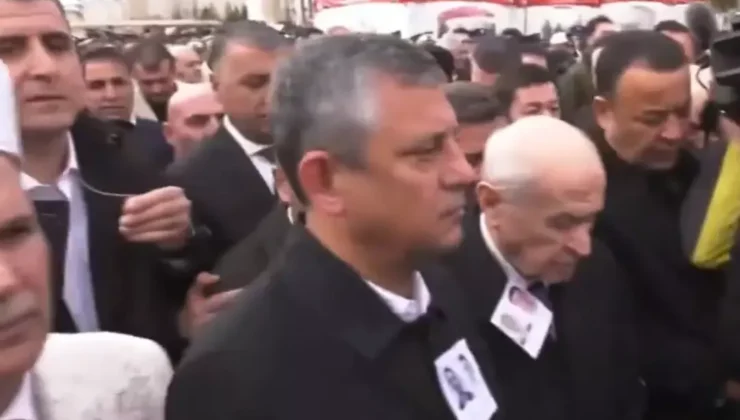 Cenaze töreninde dikkat çeken anlar! Özgür Özel, Devlet Bahçeli'yi aracına kadar uğurladı