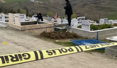 Mezarlıkta defin sırasında husumetlisini tabancayla yaraladı