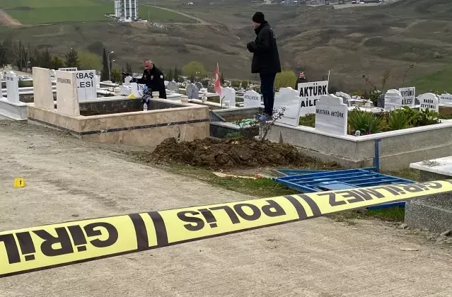 Mezarlıkta defin sırasında husumetlisini tabancayla yaraladı