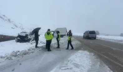 Hakkari'de otomobille kamyonet çarpıştı: 1 ölü, çok sayıda yaralı!