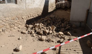 Denizli'deki depremde cami, ev ve marketlerde hasar oluştu