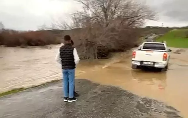 Diyarbakır'da şiddetli yağış: Köye ulaşım kesildi, bazı vatandaşlar mahsur kaldı