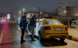 Takside yolcu dehşeti: Şoförü omzundan bıçakladı